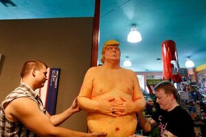 В августе 2016 года фигуры обнаженного Трампа были выставлены в парках городов США