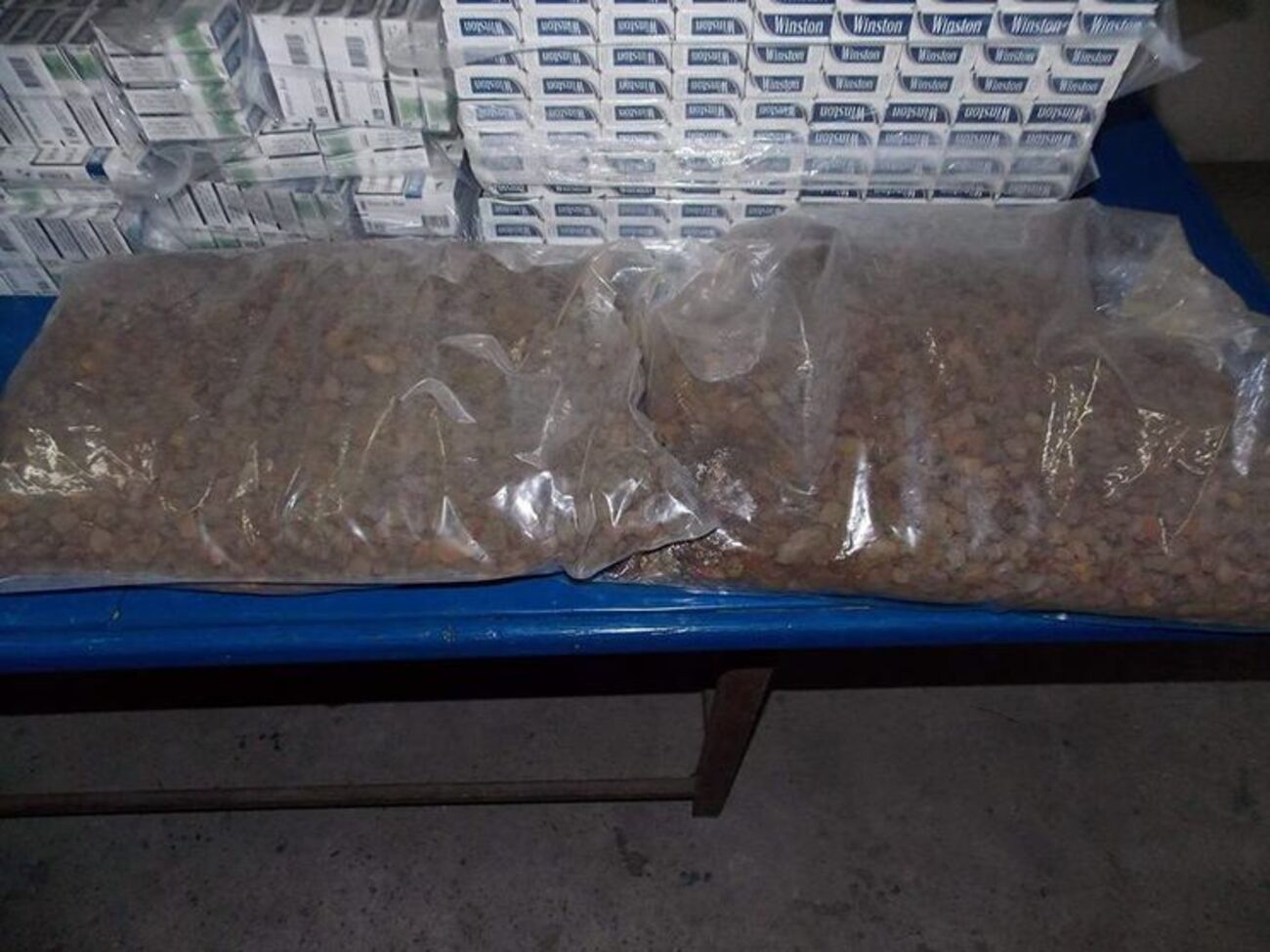 В авто мужчина пытался перевезти сигареты и необработанный янтарь