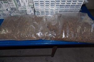 В авто мужчина пытался перевезти сигареты и необработанный янтарь