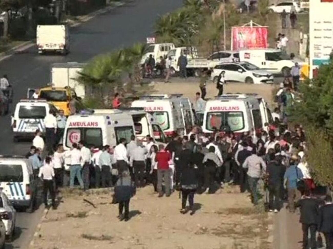 На место происшествия были экстренно направлены несколько машин скорой помощи