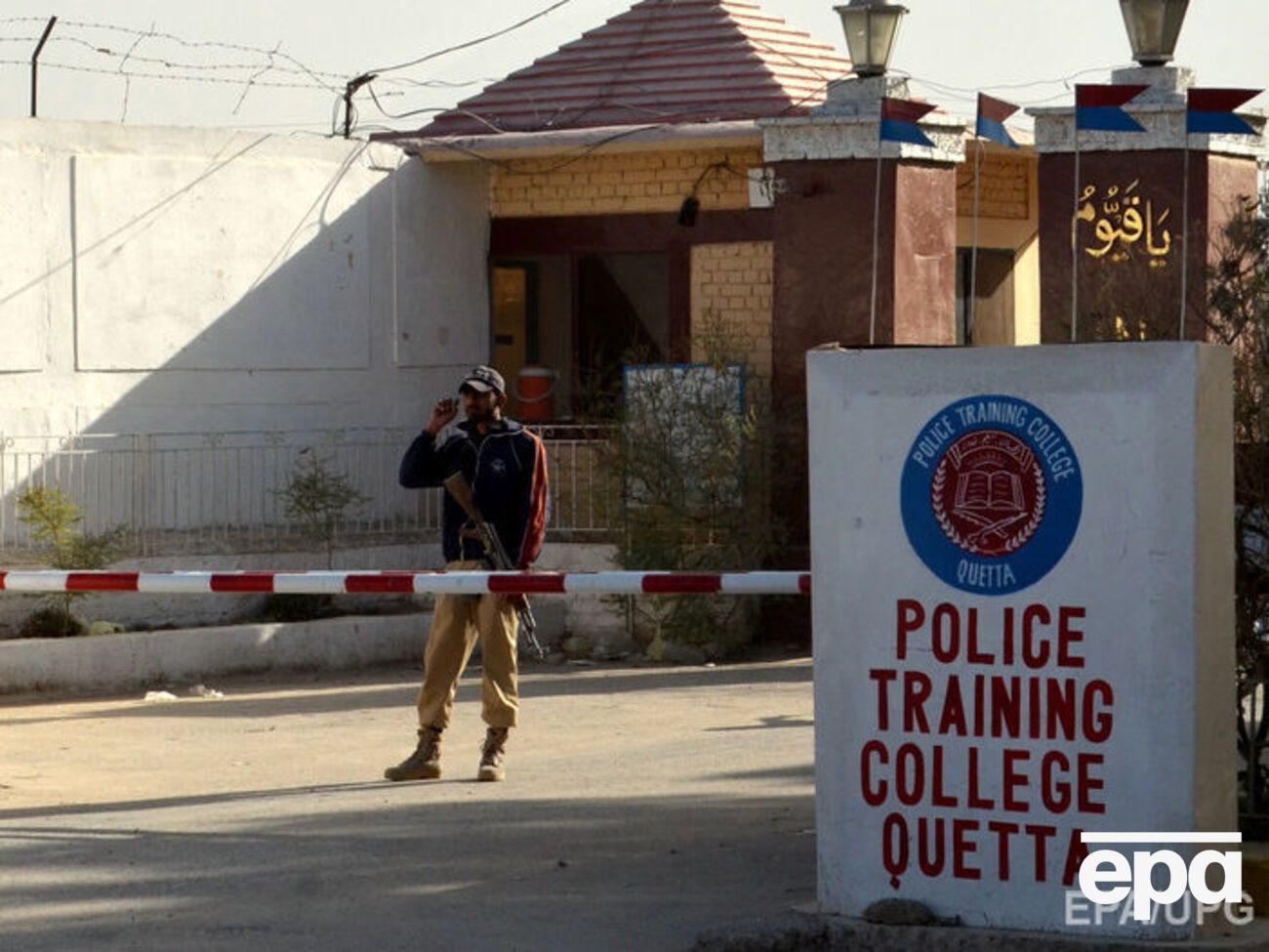 Полицейский колледж атаковали трое боевиков