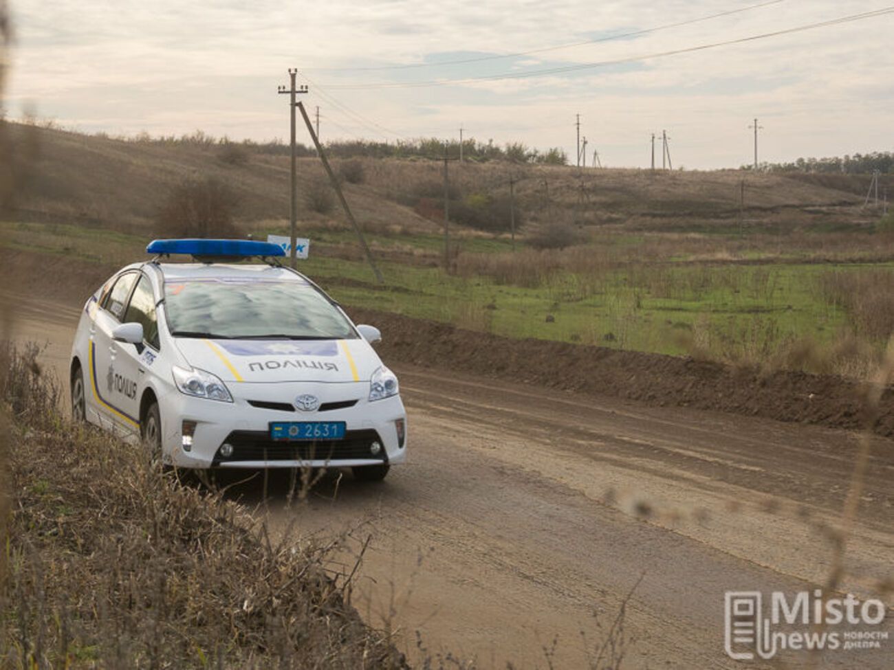 Полицейские выполнили заезд по глиняной трассе