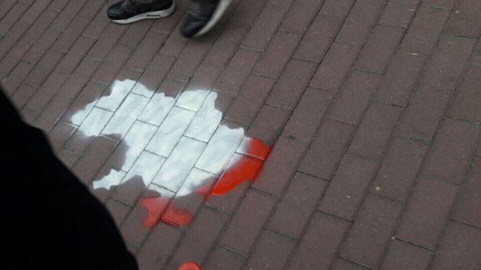 Организаторы акции заявили, что "возмущены" запретом рисовать карту на асфальте