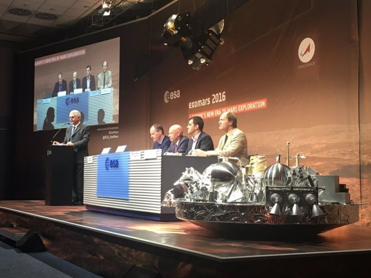 На переднем плане &ndash;&nbsp;модель космического зонда Schiaparelli