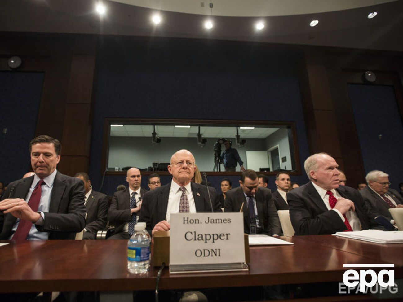 Клэппер (в центре) о Путине: Думаю, им отчасти движет желание вернуться в эпоху царизма