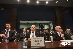 Клэппер (в центре) о Путине: Думаю, им отчасти движет желание вернуться в эпоху царизма