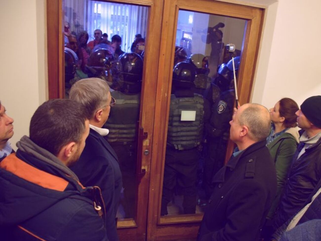 Сотрудники полиции организовали кордон внутри и снаружи здания облгосадминистрации