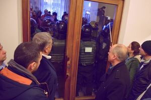 Сотрудники полиции организовали кордон внутри и снаружи здания облгосадминистрации