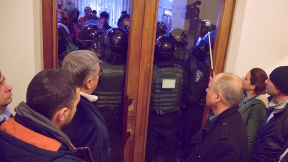 Сотрудники полиции организовали кордон внутри и снаружи здания облгосадминистрации