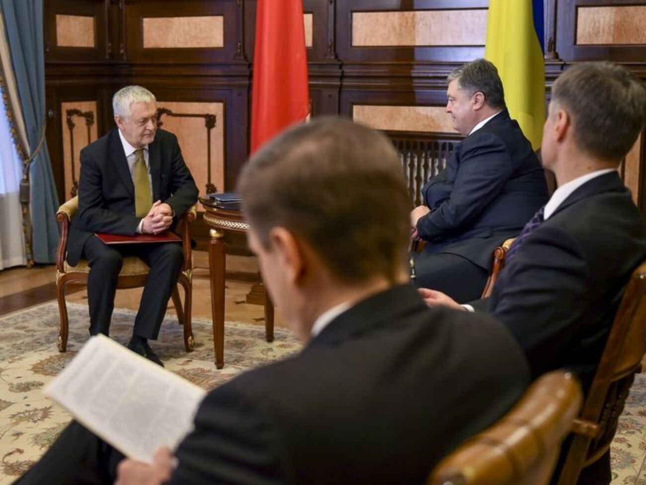 На встрече с послом Польши Порошенко призвал расширить санкции против РФ в связи с невыполнением ею договоренностей