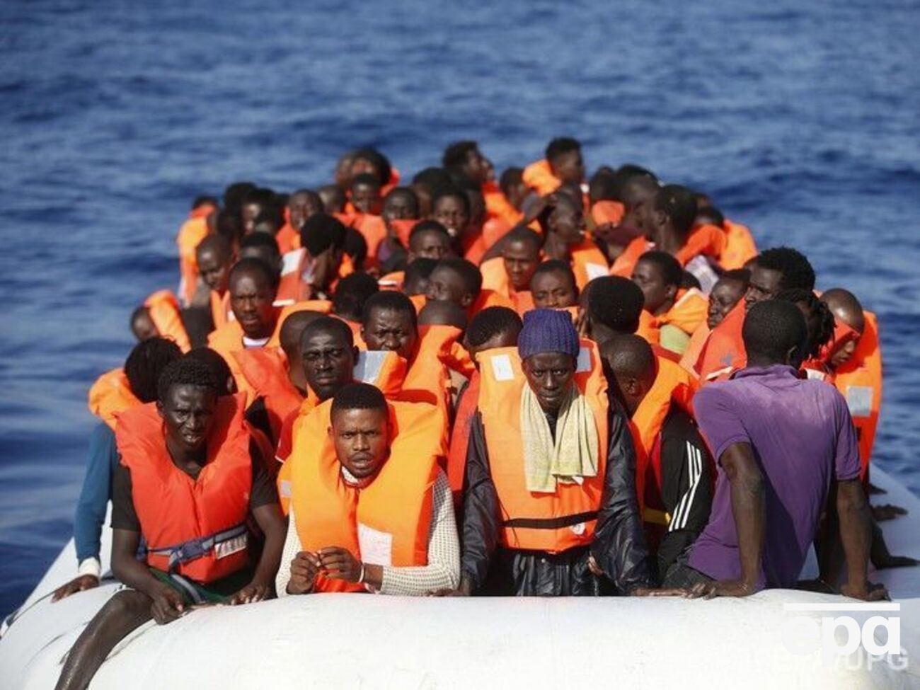 На небольшой лодке море пытались пересечь более 100 человек