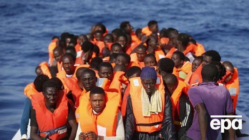 На небольшой лодке море пытались пересечь более 100 человек