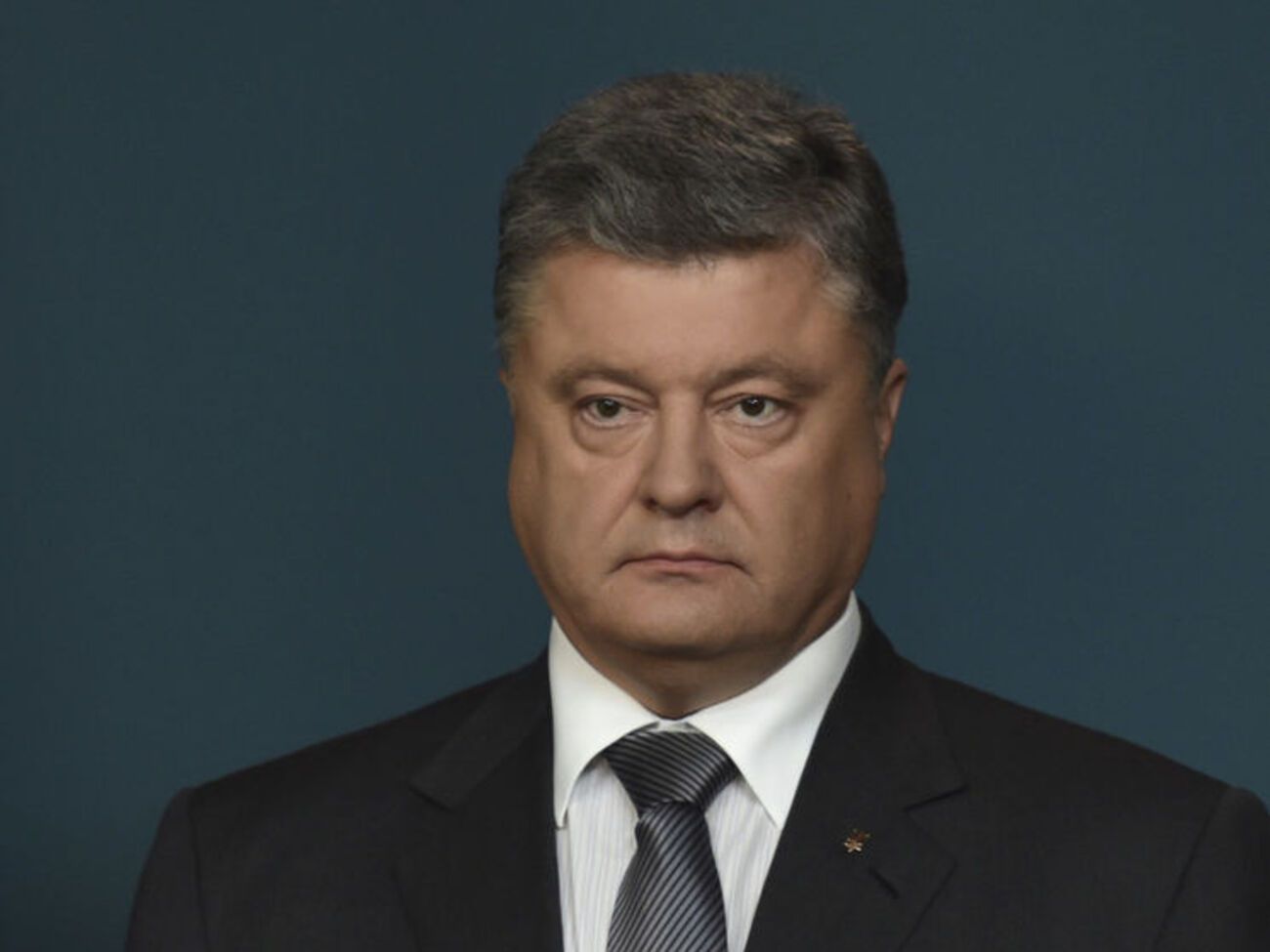 Порошенко: Поручил МИД и другим ведомствам активизировать усилия для скорейшего освобождения всех украинцев в РФ