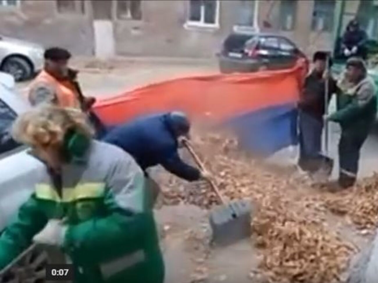Уборщики использовали флаг в качестве мусорного мешка