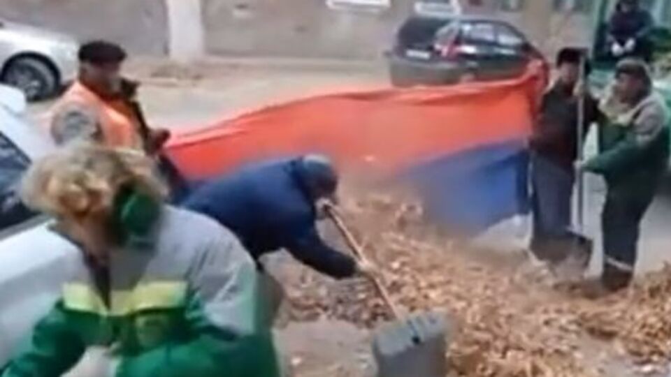 Уборщики использовали флаг в качестве мусорного мешка