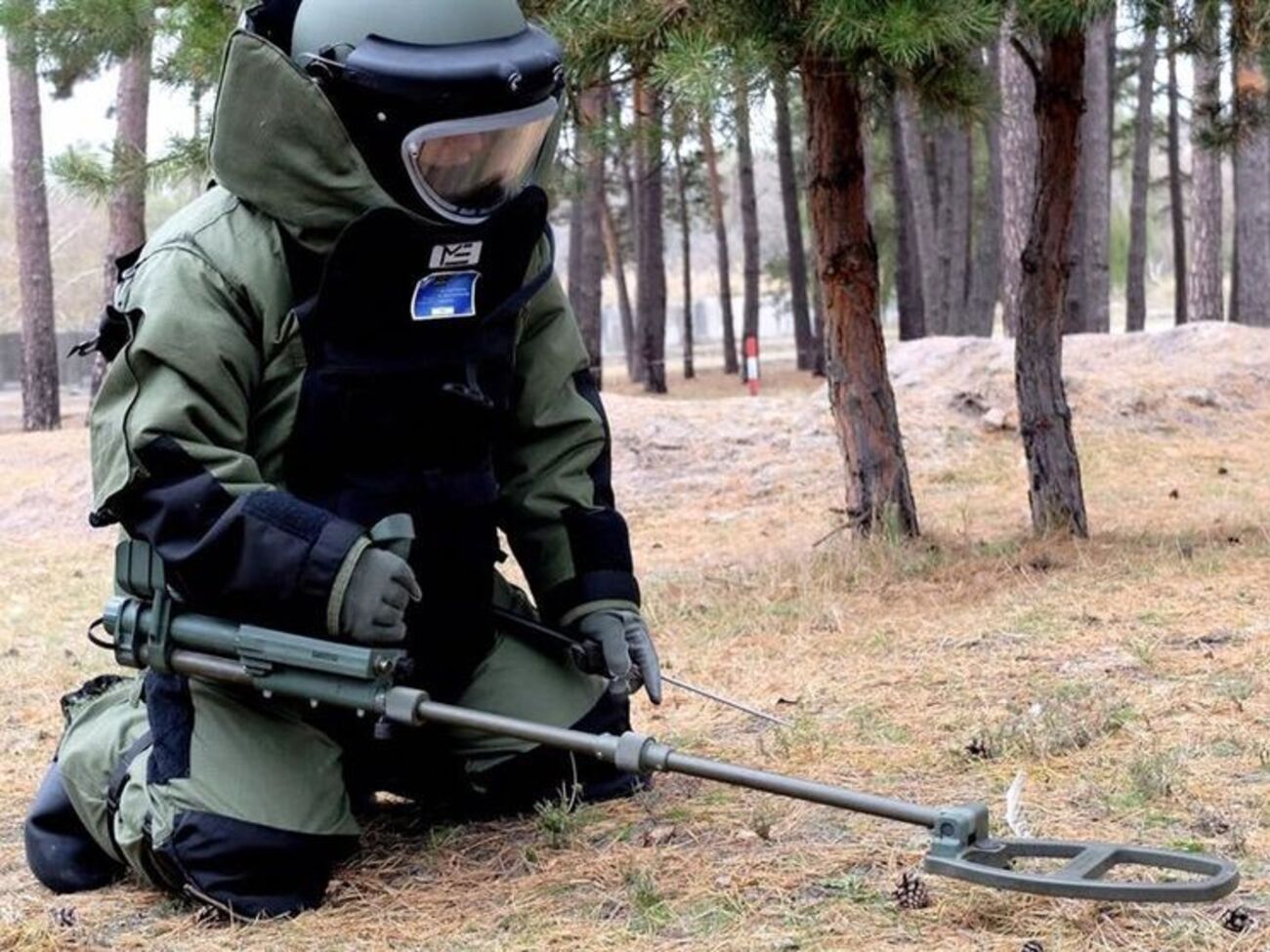 Украине были переданы взрывозащитные костюмы MED ENG