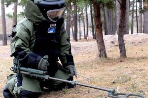 Украине были переданы взрывозащитные костюмы MED ENG