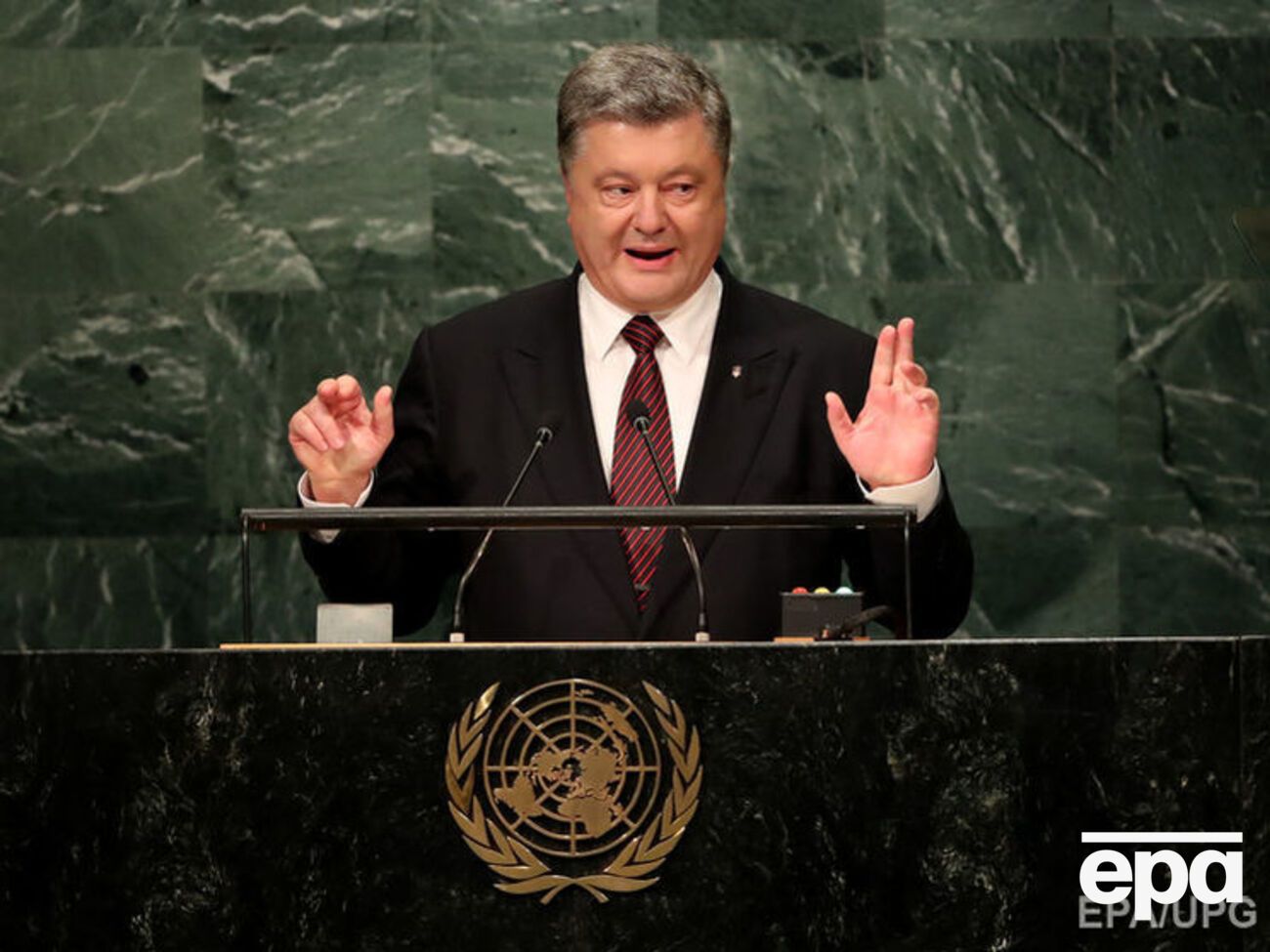 Порошенко: Раньше вся страна вынуждена была давать взятки, чтобы подпитывать коррупционную власть