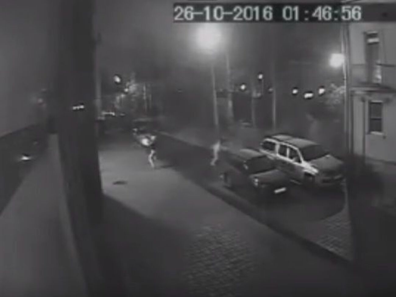 В окна здания мужчины бросили три бутылки с зажигательной смесью