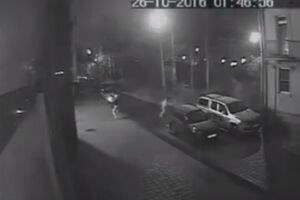 В окна здания мужчины бросили три бутылки с зажигательной смесью
