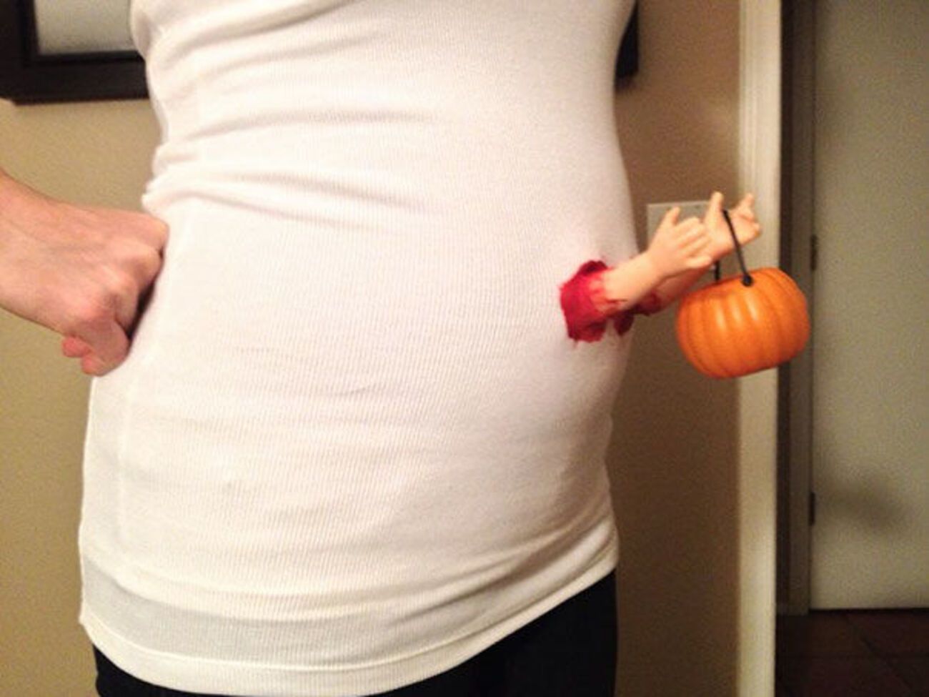 Женщина представила костюм с ребенком-зомби и маленькой тыквой