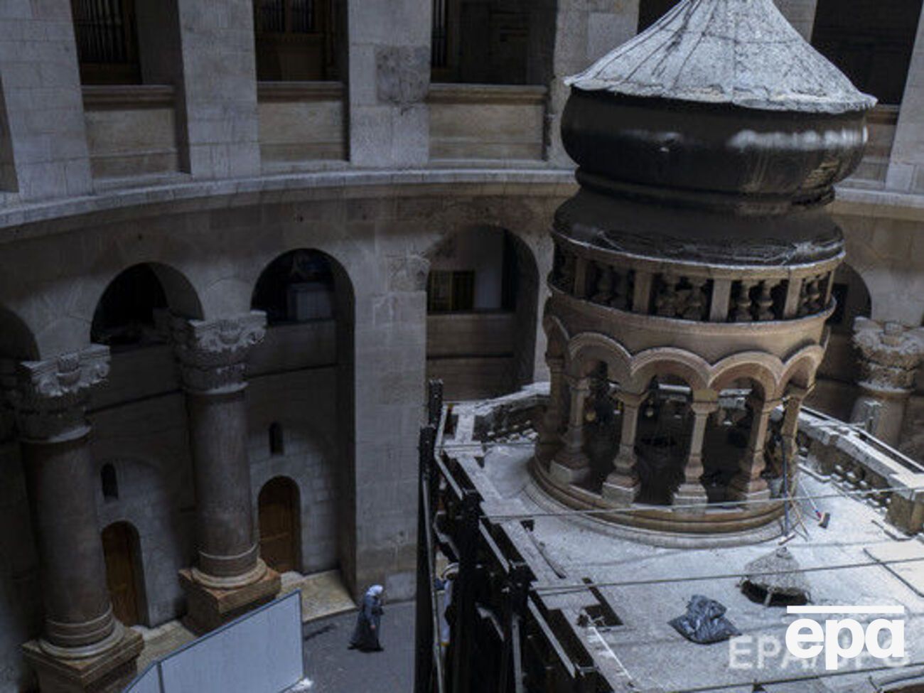 Мраморную плиту положили на гробницу в XVI веке, а то и раньше