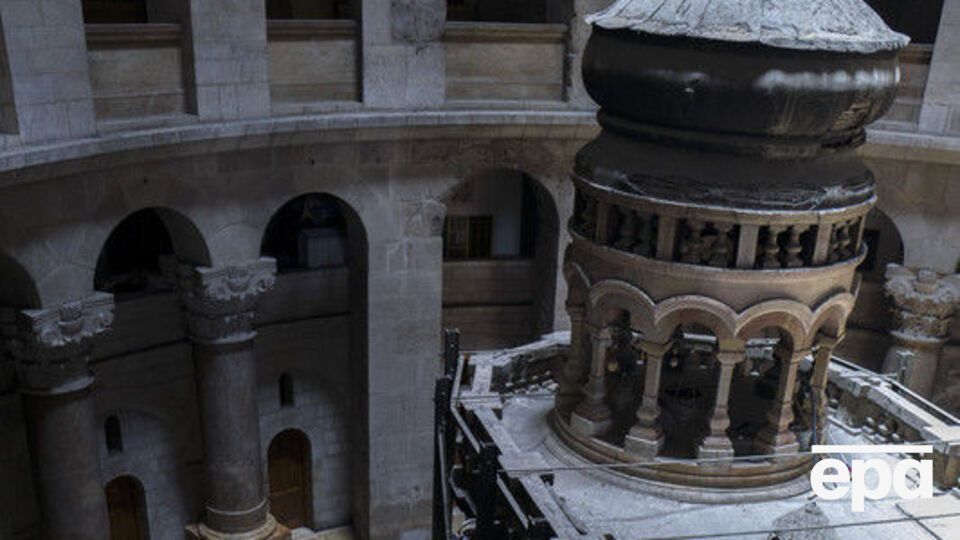 Мраморную плиту положили на гробницу в XVI веке, а то и раньше
