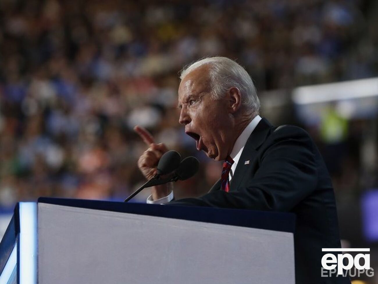 Клинтон ведет переговоры с Байденом