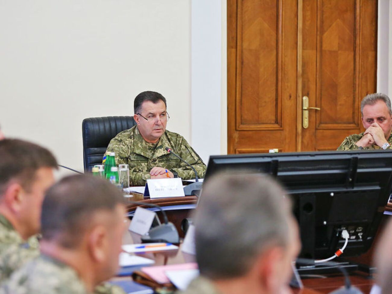 Полторак уволил двух командиров после проверки качества питания в армии