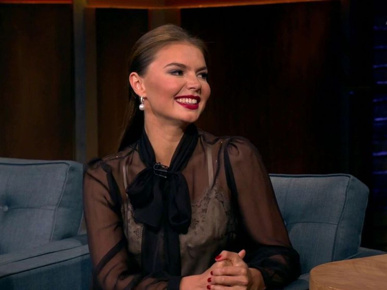 Кабаева продемонстрировала белье под прозрачной блузой