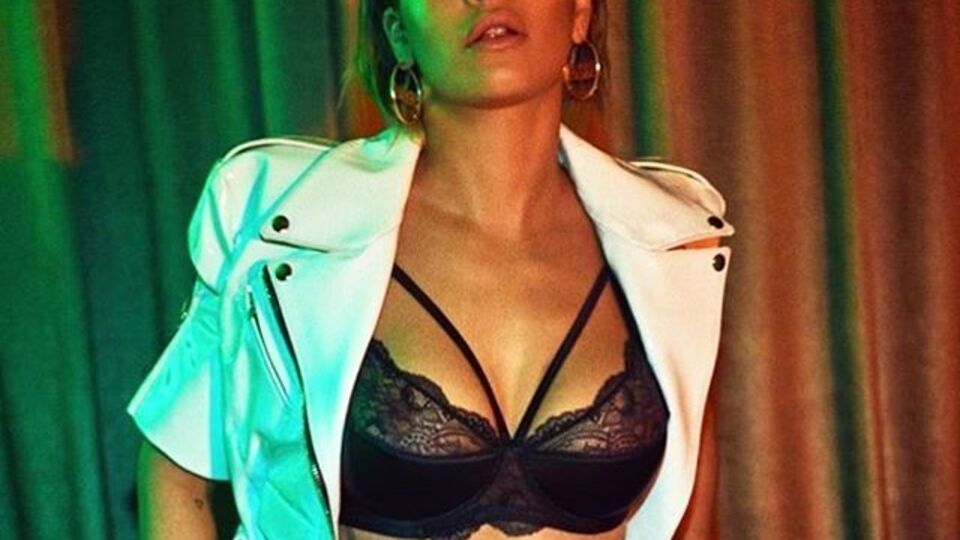 Ора показала тело в полупрозрачном белье