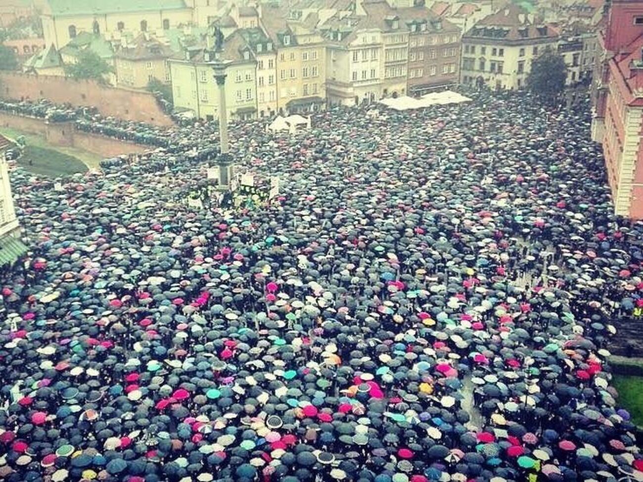 На улицы Варшавы вышло около 30 тыс. человек