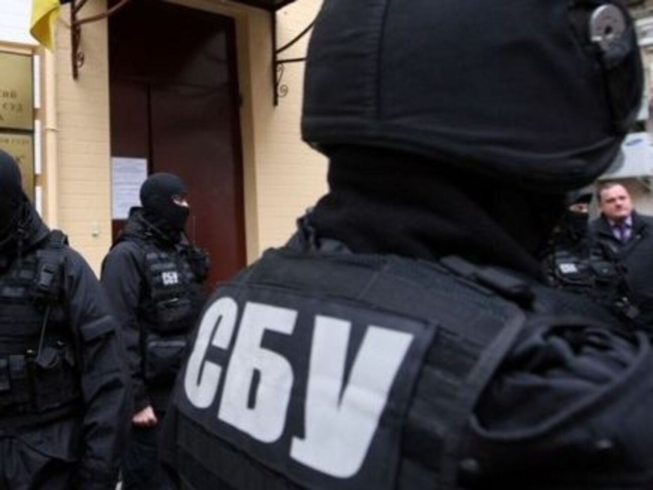 Сотрудники спецслужбы проводят следственные действия в Госрезерве