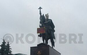 "Духота-то какая, темнота", – указано на табличке