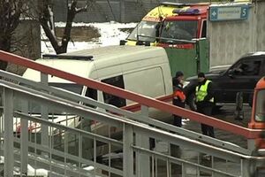 На место происшествия прибыла военная полиция и пожарная служба