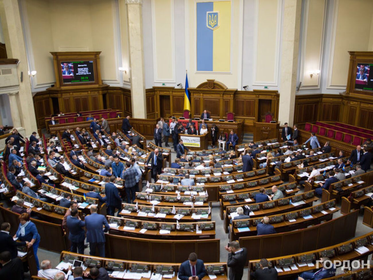 Кузьменко:&nbsp;В парламентский сессионный зал пришло немало вроде бы некоррумпированного народу: из третьего сектора, журналистики, прямиком с фронта. И что? Намного ли чище стало "под куполом"?