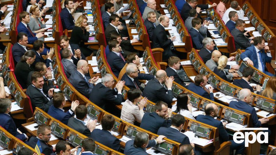 Спикер ВР Парубий заявил, что Рада рассмотрит отмену повышения зарплат 1 ноября