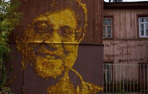 Портрет разместили на стене здания