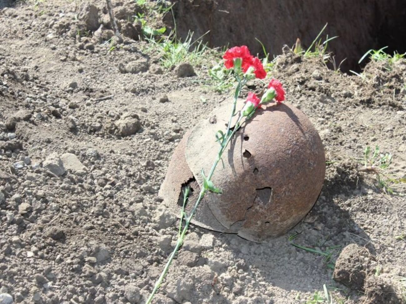 Каска погибшего советского солдата