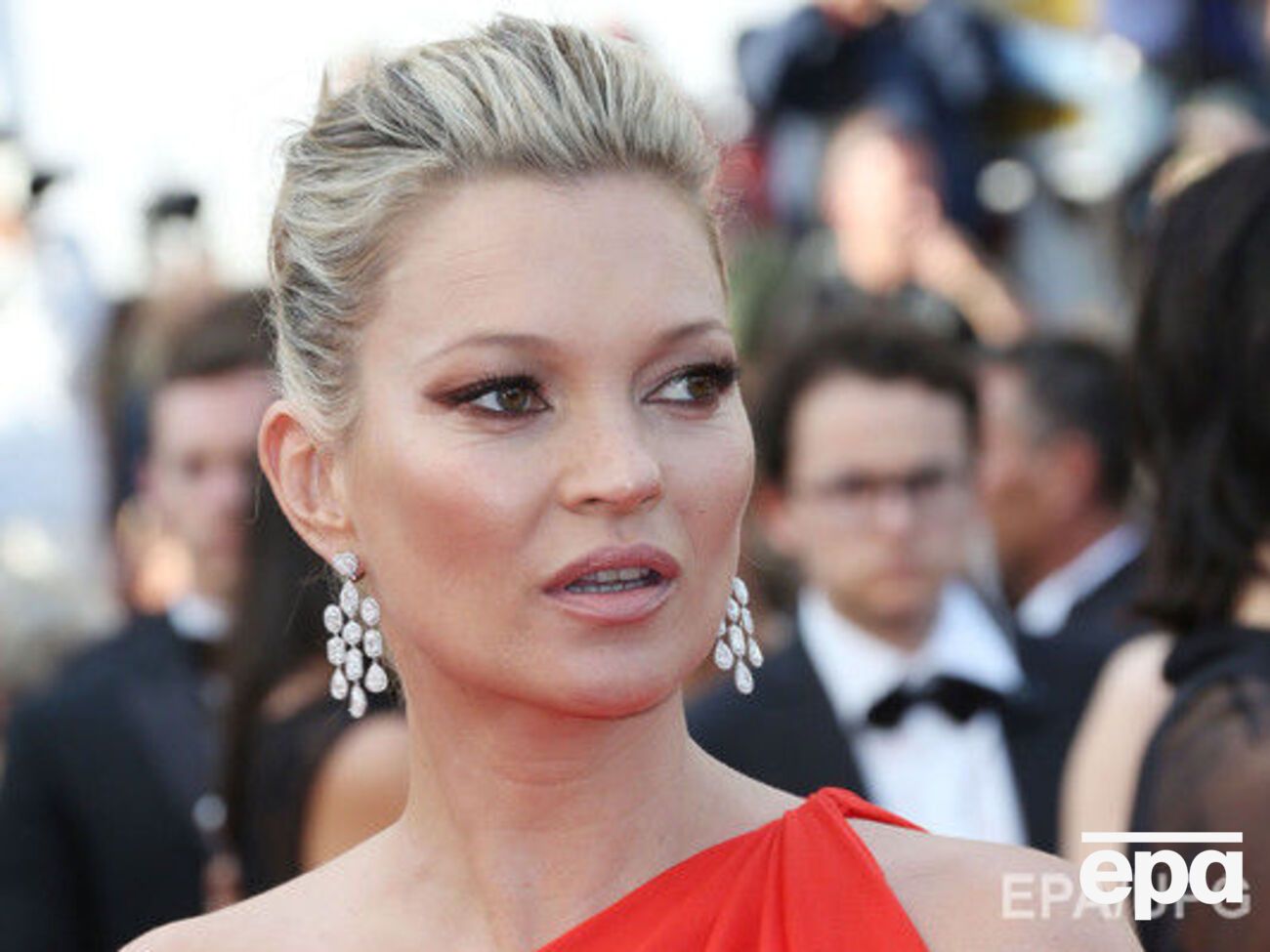 Мосс официально незамужем