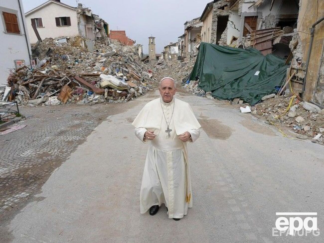 Франциск помолился на развалинах зданий