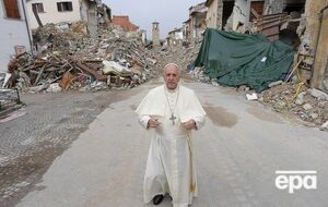 Франциск помолился на развалинах зданий