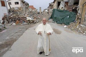 Франциск помолился на развалинах зданий