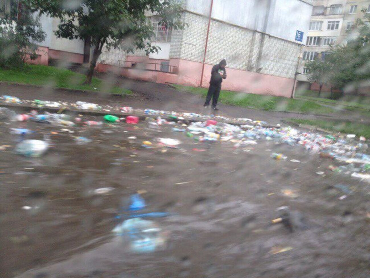 По затопленным улицам Львова плывет мусор