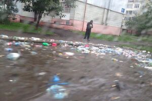 По затопленным улицам Львова плывет мусор