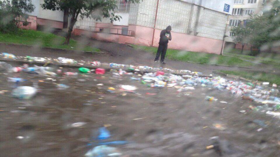 По затопленным улицам Львова плывет мусор