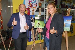 Клочкова (справа на фото) посетила вечеринку компании "Феєрія мандрів"