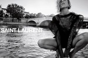 Одежду из новой коллекции Saint Laurent показала модель Аня Рубик