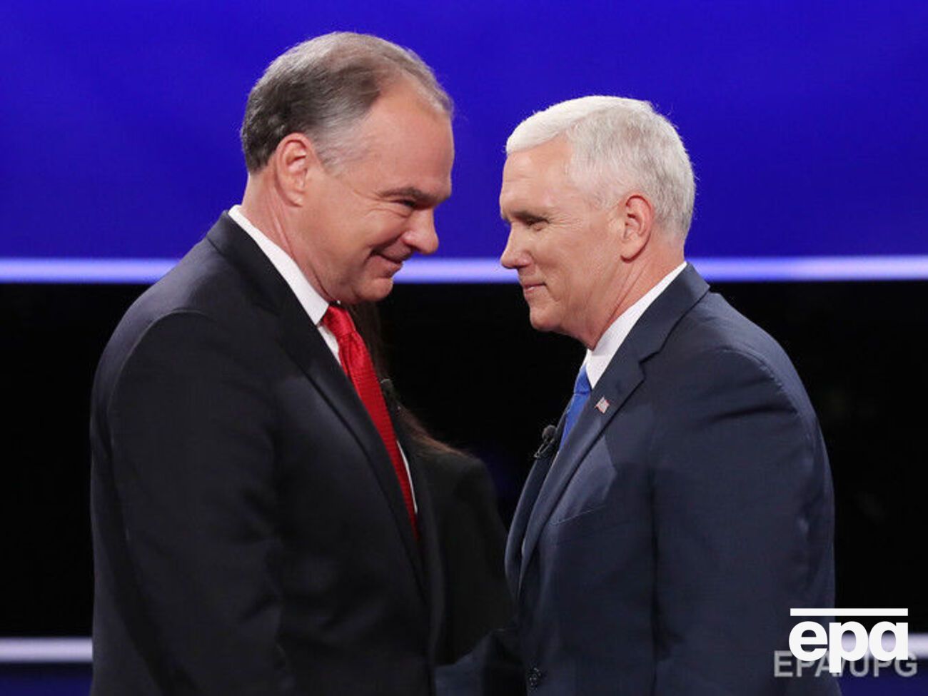 Кейн (слева) и Пенс провели теледебаты