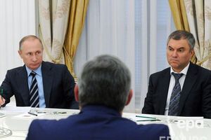 Избрать Вячеслава Володина (справа) спикером предложил Владимир Путин